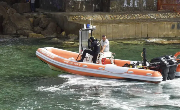La donna si trovava in mare con un gommone insieme ad amici Tempestivi i soccorsi della Guardia Costiera di Livorno