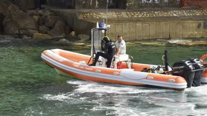 La donna si trovava in mare con un gommone insieme ad amici Tempestivi i soccorsi della Guardia Costiera di Livorno