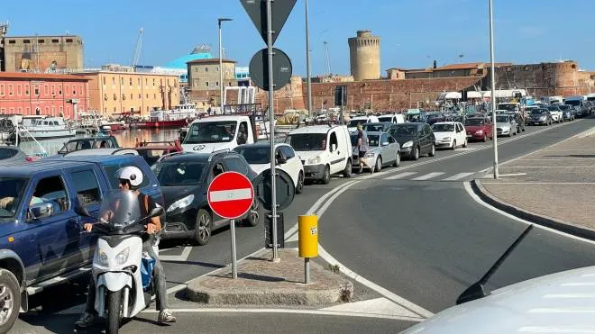 Piazza giovane Italia ( quella di fronte alla scuola Nautico) lavori stradali, circolazione alternata. Città bloccata.