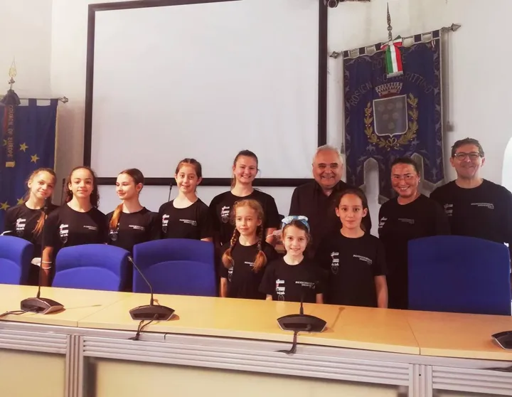 Il gruppo delle piccole atlete con il sindaco Donati