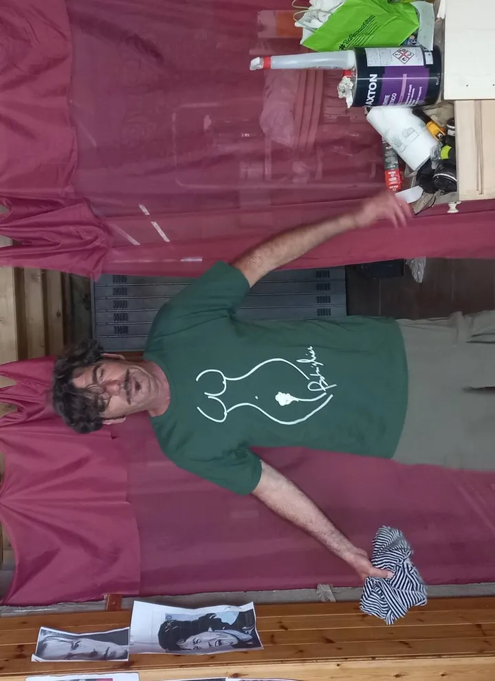 Bobo Rondelli mostra la nuovissima t-shirt da lui creata e griffata Bobigliani