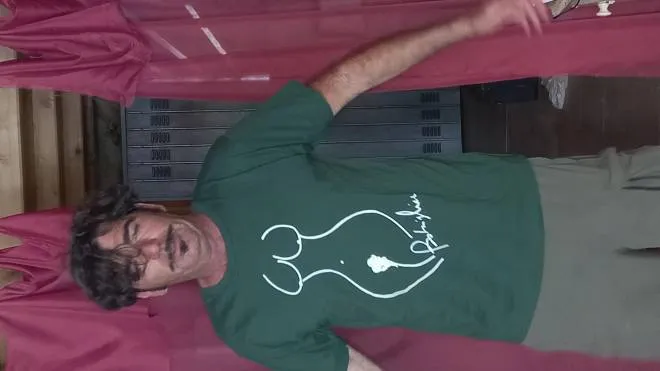 Bobo Rondelli mostra la nuovissima t-shirt da lui creata e griffata Bobigliani