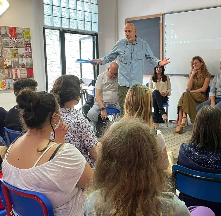 Il giornalista Fausto Cruschelli ha presentato tutte le novità dell’istituto Parini coinvolgendo gli artisti che hanno tenuto una lezione speciale