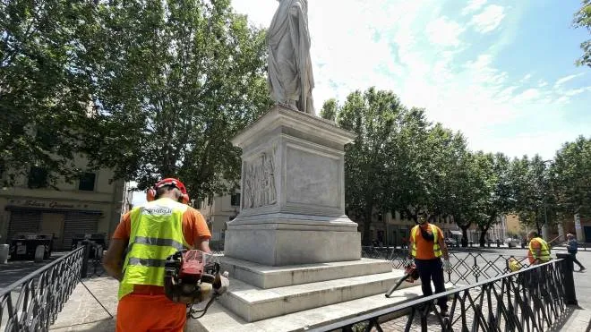 Gli addetti hanno ripulito dalle erbacce il monumento al Granduca Leopoldo II