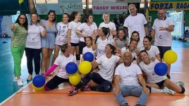 La festa della squadra insieme a tutto lo staff del Donoratico volley