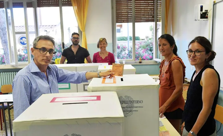 Uno dei seggi insediati ieri a Livorno, circa l’80% degli aventi diritto non ha votato