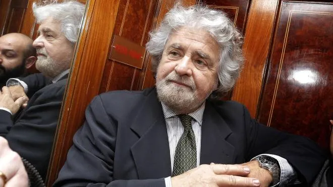 Beppe Grillo in un ascensore del Senato mentre risponde alla stampa con un giornalista dopo l'incontro con il Gruppo M5S, Roma, 23 Gennaio 2014. ANSA/ GIUSEPPE LAMI