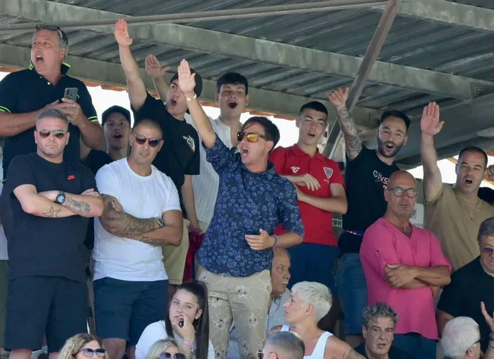 I tifosi del Pomezia fanno il saluto fascista (Foto Novi)
