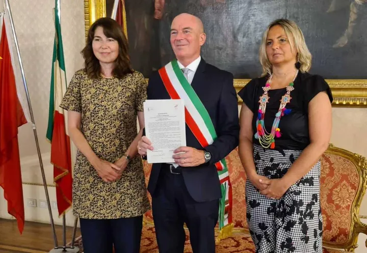 Il sindaco Luca Salvetti ha firmato un patto di amicizia tra Livorno e la città cinese Chengdu