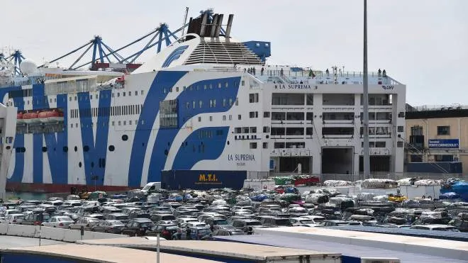 Lunghe code di auto e mezzi pesanti per entrare nel porto verso il Terminal  Traghetti. Genova, 17 luglio  2021.
ANSA/LUCA ZENNARO