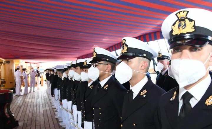 Gli allievi a bordo del Vespucci poco prima della partenza ascoltano il discorso dell’ammiraglio Enrico Credendino