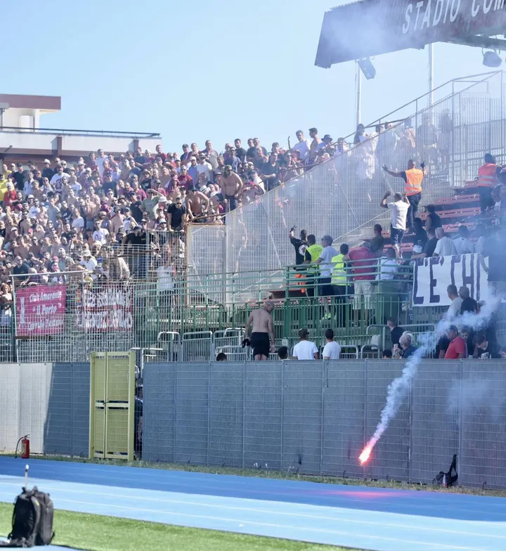 Fumogeni allo stadio durante la partita del Livorno contro il Pomezia, si sfidarano agli spareggi Nazionali
