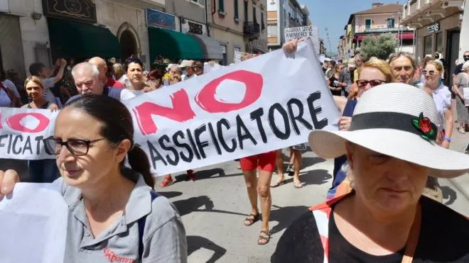 Piombino, Livorno, manifestazioni contro la volontà di costruire il rigassificatore dentro il porto￼