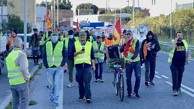 La protesta dei lavoratori per i licenziamenti Il settore logistica è da tempo in ebollizione a Livorno