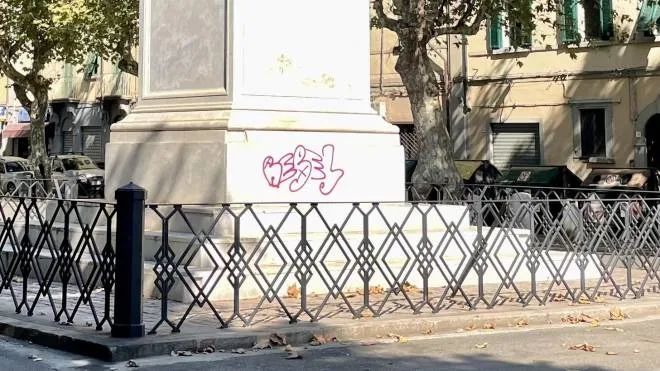 La scritta sul basamento della statua in piazza XX Settembre Foto Novi