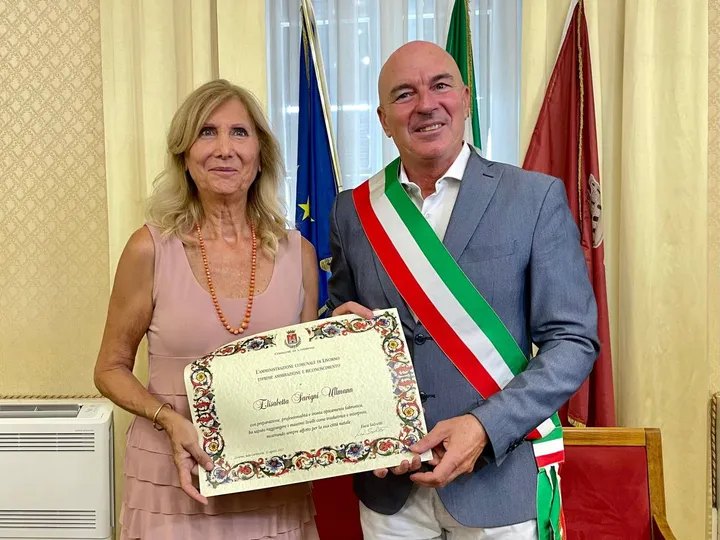 Premiata dal sindaco Luca Salvetti la traduttrice livornese della Casa Bianca