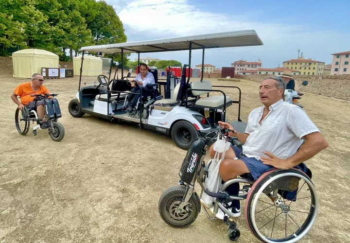La golf car permette il trasporto di coloro che hanno difficoltà di movimento