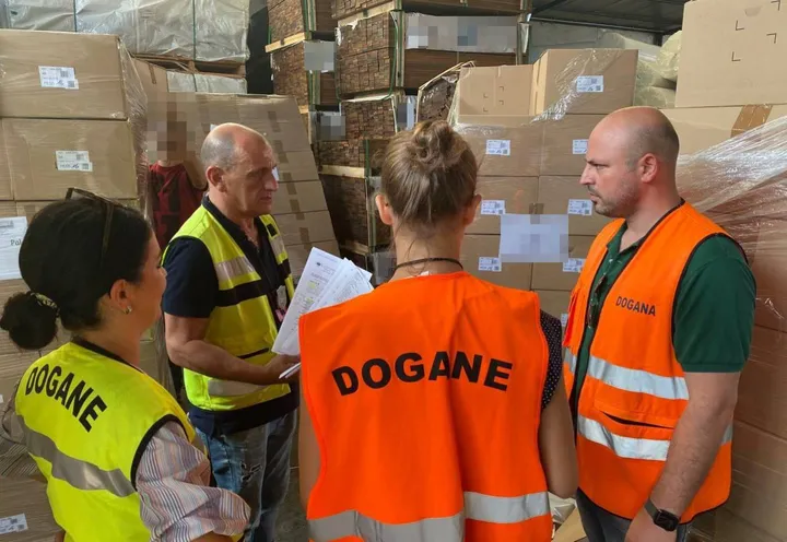 I controlli sulla merce arrivata in porto. da parte del personale dell’Agenzia delle Dogane di Livorno