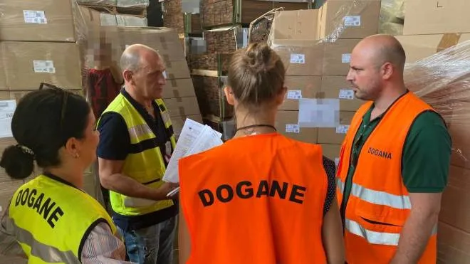 I controlli sulla merce arrivata in porto. da parte del personale dell’Agenzia delle Dogane di Livorno