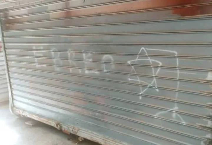 Scritta antisemita che è comparsa su una saracinesca in via Buontalenti