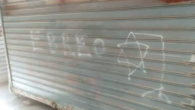 Scritta antisemita che è comparsa su una saracinesca in via Buontalenti