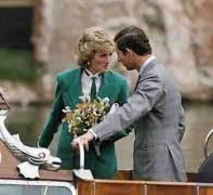 Diana Spencer e l’allora principe Carlo a bordo dello yacht ’Britannia’ pronto a salpare