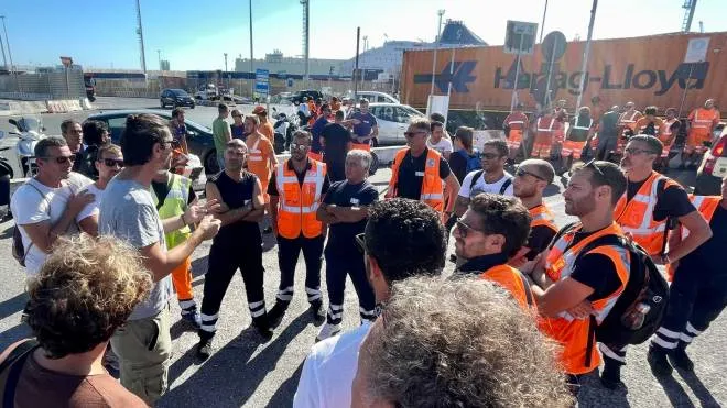 Lo sciopero dei portuali (Foto Novi)