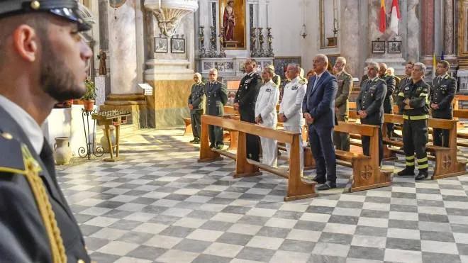 La cerimonia religiosa con i rappresentanti delle autorità civili e militari