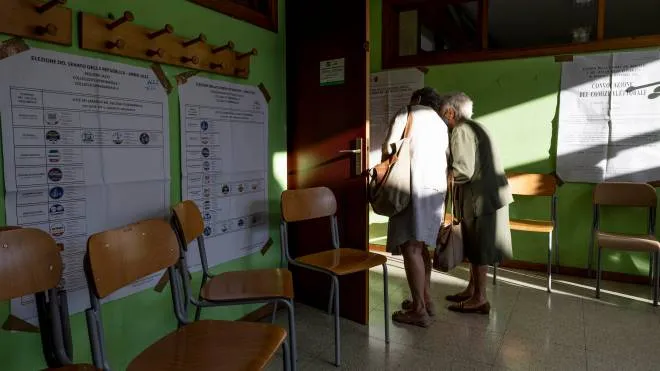Cittadini impegnati nelle operazioni di voto per le elezioni politiche, Roma, 25 settembre 2022.  ANSA / Massimo Percossi
