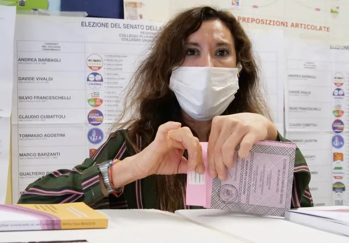 Il voto di domenica a un seggio di Livorno (Foto Novi)