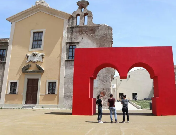 L’arco d’ingresso del Museo della Città, in Piazza del Luogo Pio