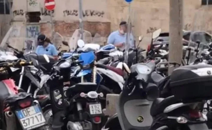 Sanzioni ai motorini parcheggiati fuori dagli stalli in via Galilei