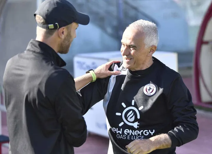 Paolo Indiani dà la mano all’allenatore del Livorno Collacchioni