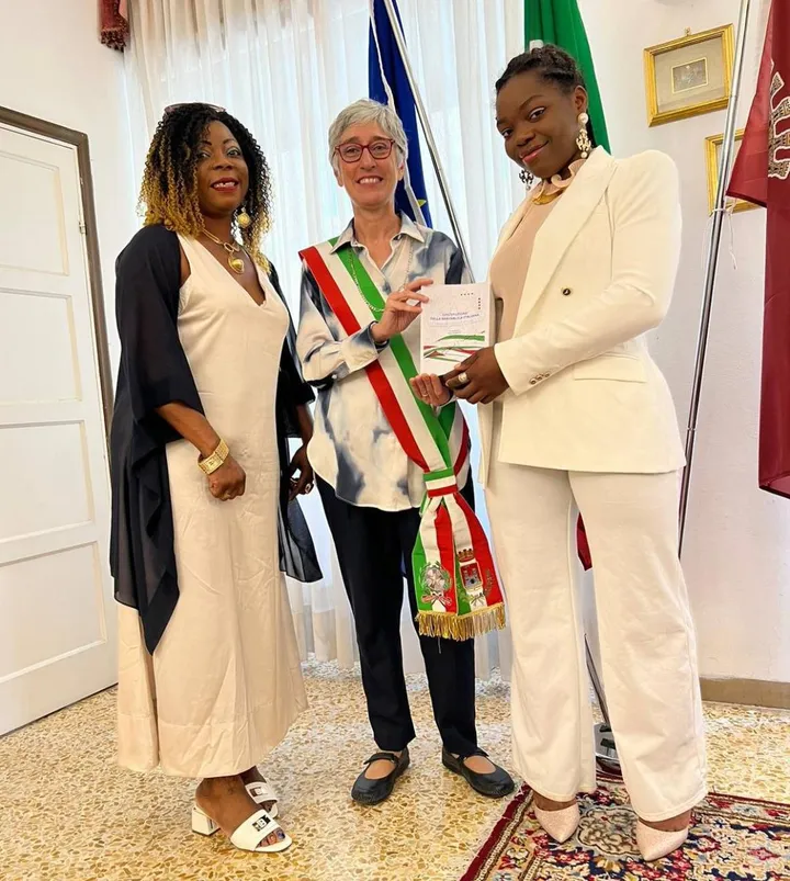 Genna Toko con la madre Marie in Comune, ha potuto ricevere al cittadinanza italiana