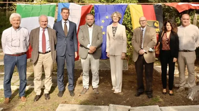 I tecnici e le autorità livornesi insieme all’ambasciatore olandese e al console generale di Germania