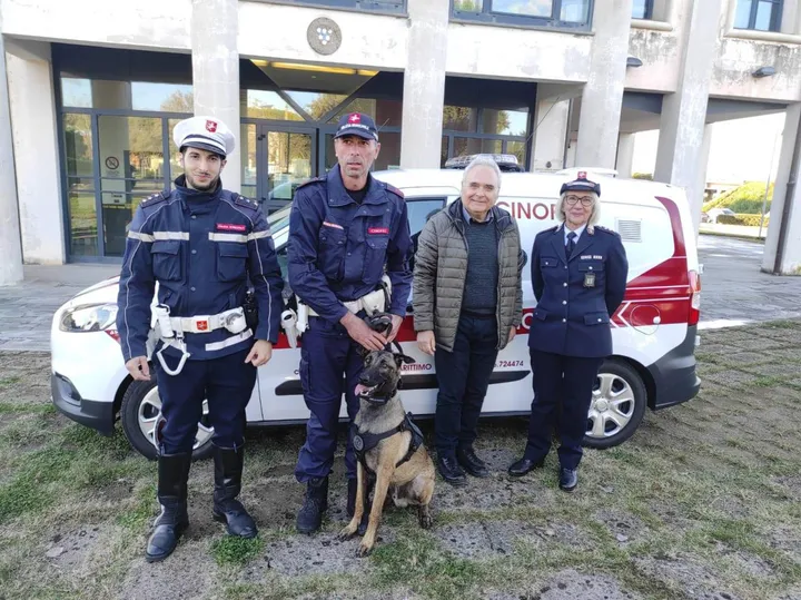Il reparto unità cinofila della polizia municipale con il sindaco Donati