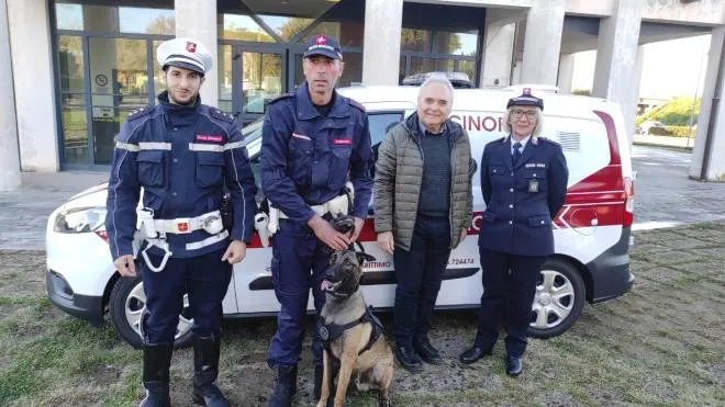 Il reparto unità cinofila della polizia municipale con il sindaco Donati