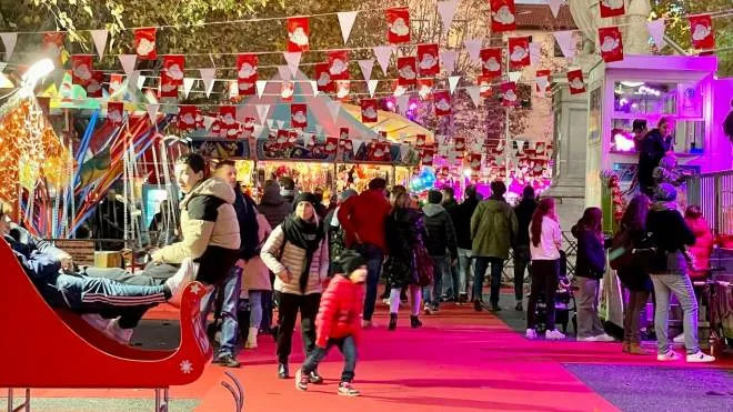 Grandi e bambini affollano il Villaggio di Natale di piazza XX Settembre