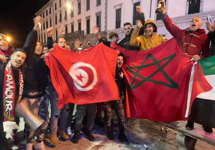 Un gruppo di tifosi marocchini festeggia in piazza della Repubblica (. Foto Novi
