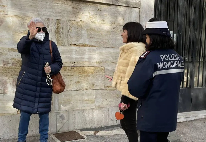 Ivana Lorini davanti al Comune dove ha parlato con l’assessore Raspanti