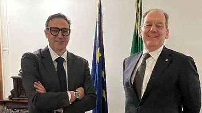 Giacomo Lensi, a sinistra, con il sottosegretario Patrizio La Pietra