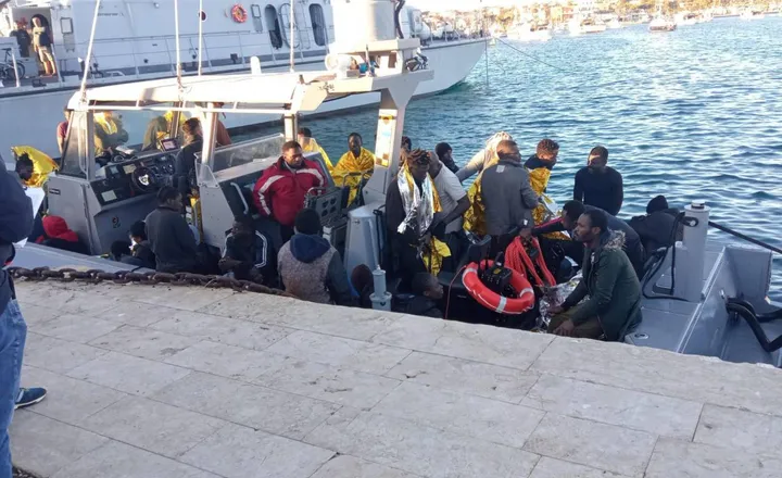 Alcuni migranti soccorsi nel Mar della Libia