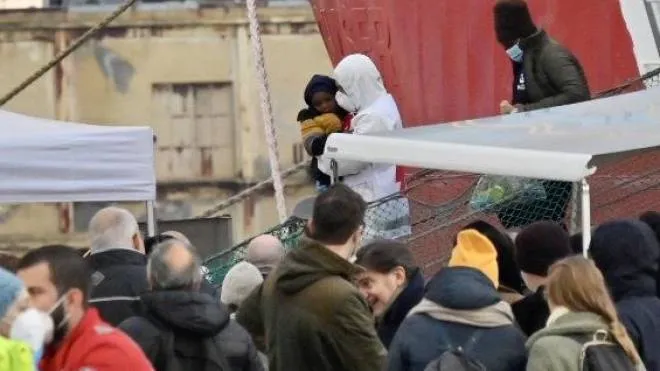 Tra i migranti sbarcati ieri a Livorno anche bambini in tenera età