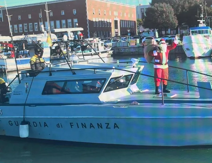 Babbo Natale sulla motovedetta della Guardia di Finanza