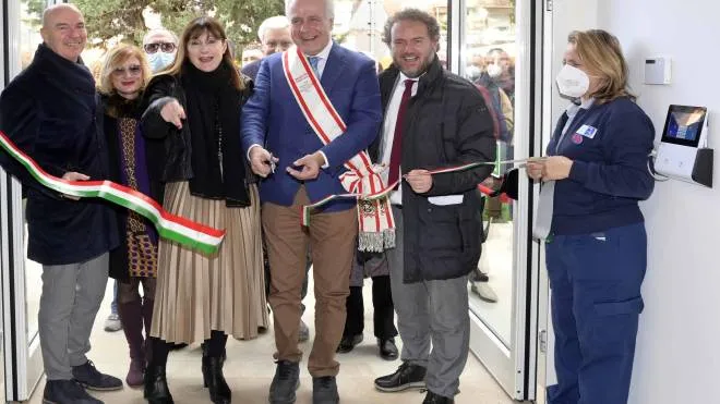 Il taglio del nastro con il presidente della Regione Eugenio Giani (Foto Novi)