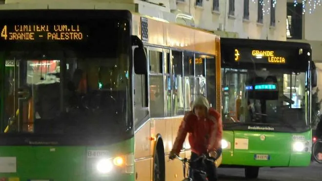 I bus in centro a Livorno e nella foto a destra Mirko Betti