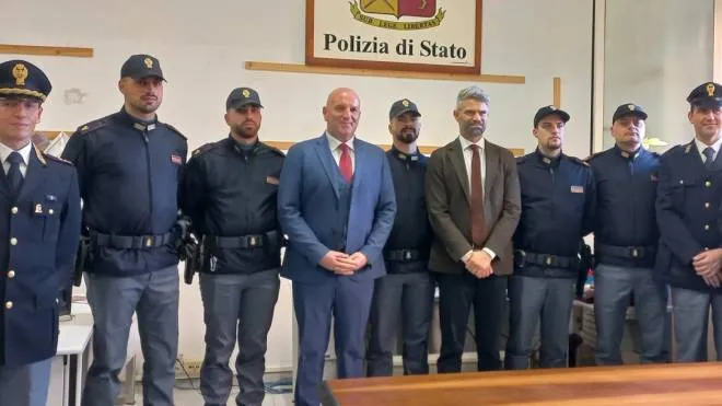 I nuovi agenti insieme al questore Massucci, al dirigente Gagliardi e al sindaco Ferrari