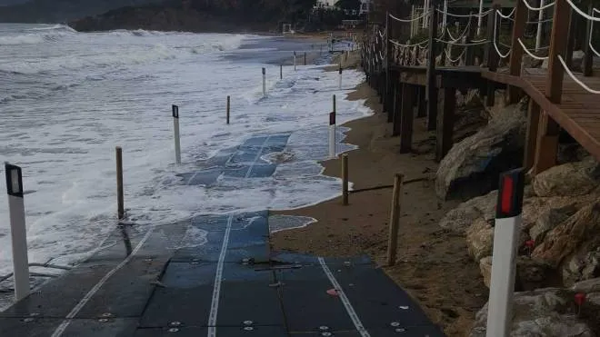 La strada provvisoria realizzata sulla spiaggia del Lido di Capoliveri è stata danneggiata dalla ultime mareggiate