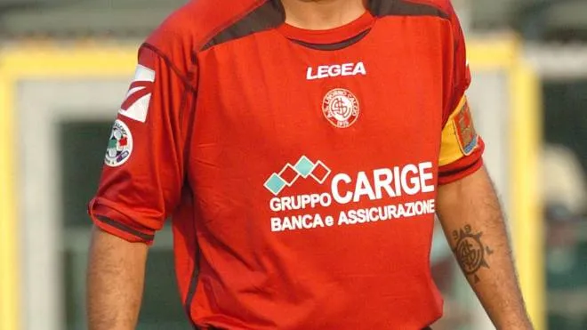 Cristiano Lucarelli quando giocava in Serie A con il Livorno (Foto Novi)