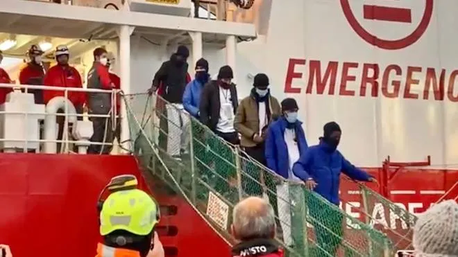 Lo sbarco dei naufraghi salvati dalel Ong a Livorno